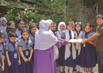 বন্যা কবলিত মানুষের পাশে স্কুলের শিক্ষার্থীরা