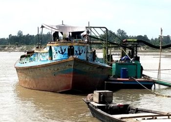 ধলেশ্বরী নদীতে বালুবাহী বাল্কহেডের সংঘর্ষে নৌকার ২যাত্রী নিখোঁজ
