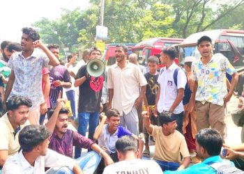 নারী শিক্ষার্থীদের ইভটিজিংয়ের প্রতিবাদ করায় শিক্ষার্থীদের উপর শ্রমিকদের হামলা