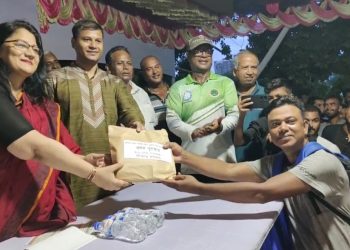 টাঙ্গাইলে সৌখিন মৎস্য শিকার প্রতিযোগিতায় বিজয়ীদের পুরস্কার দেন জেলা প্রশাসক
