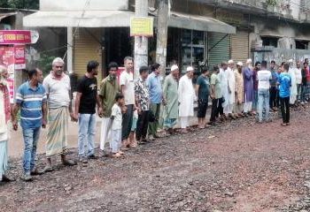 টাঙ্গাইলে নির্মাণাধীন সড়কে ড্রেনেজ ব্যবস্থা রাখার দাবিতে মানববন্ধন