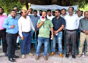 টাঙ্গাইলে সার্ভেয়ার ও সমমান কর্মকর্তাদের কর্মবিরতি ও অবস্থান ধর্মঘট