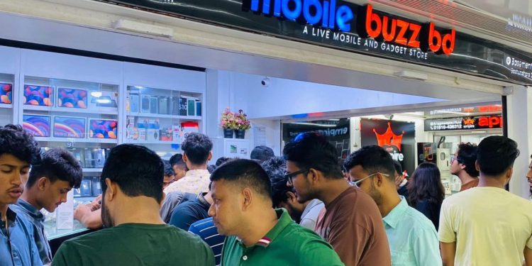মোবাইল বাজ বিডিতে নিয়মিত ভীড়, শুক্রবার ও মঙ্গলবারে প্রযুক্তিপণ্যে বাড়তি আগ্রহ!